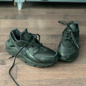 BLACK Nike Air Huarache